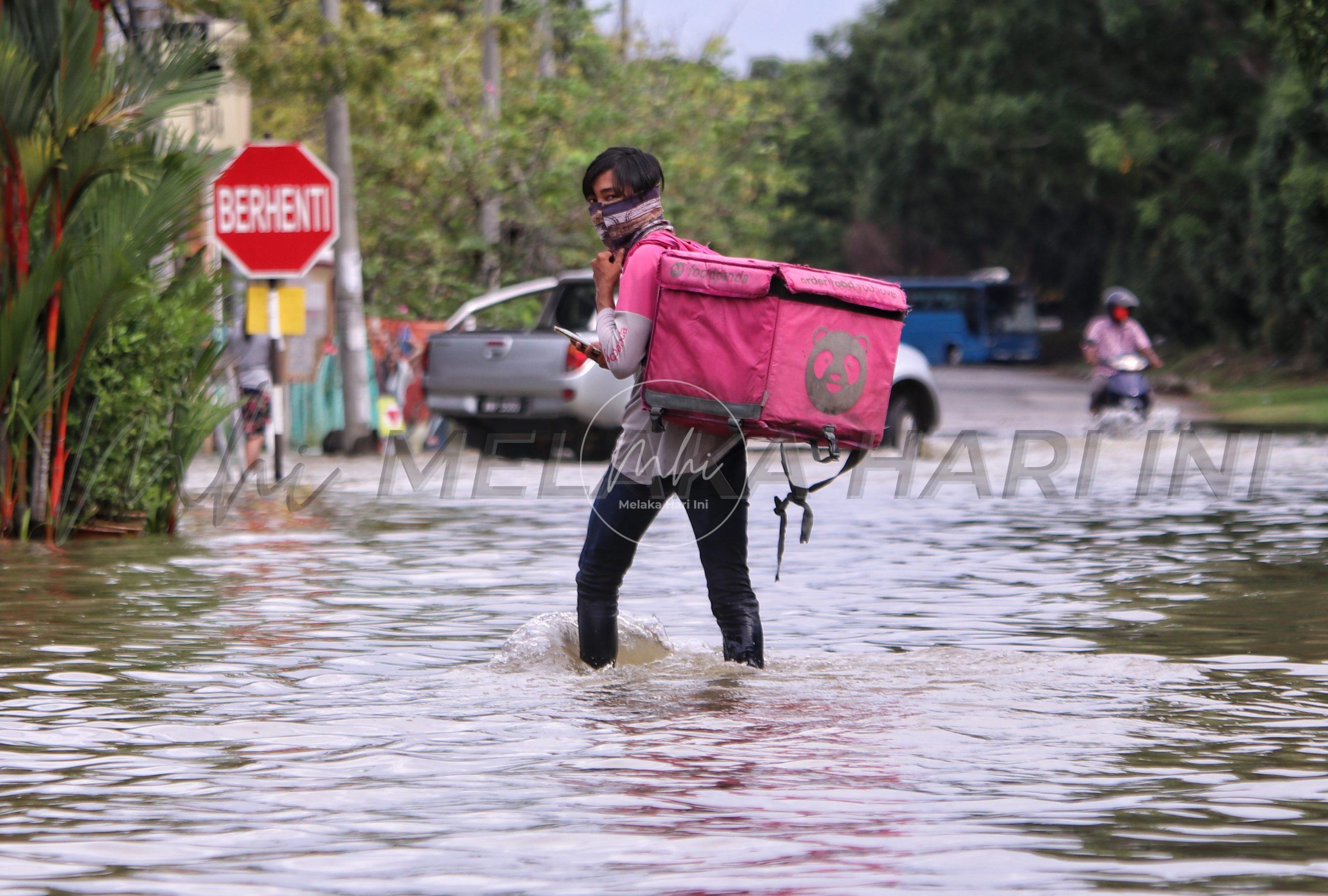 ‘Abang rider’ sanggup redah banjir 500 meter hantar makanan