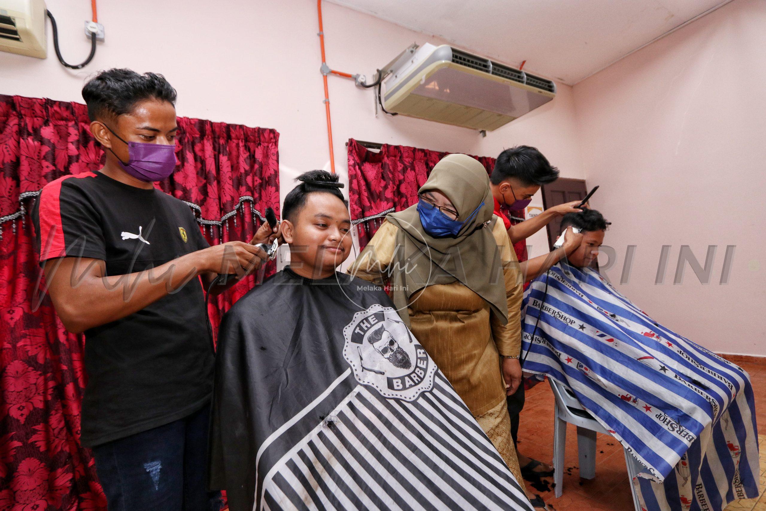Pantai Kundor: 150 murid, pelajar dapat gunting rambut percuma