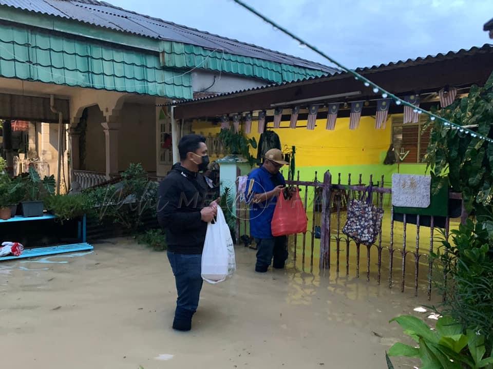 Banjir: Agih makanan masak kepada mangsa di Peringgit