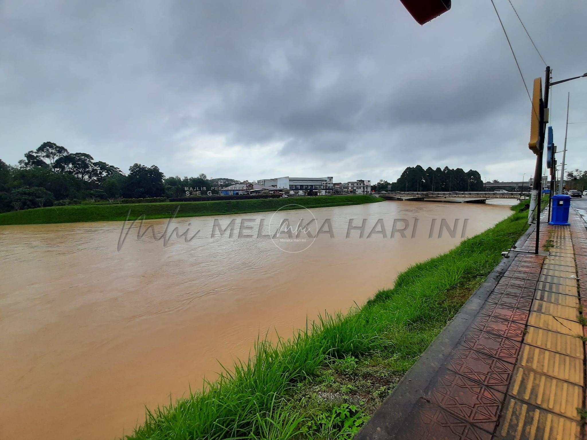 Dua jalan raya di Segamat ditutup susulan banjir