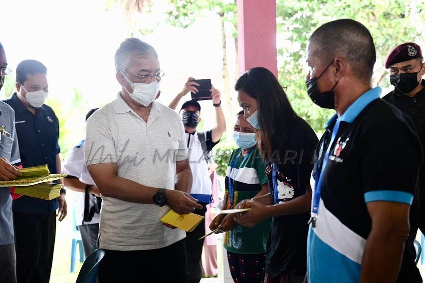 Agong ziarah, santuni mangsa banjir di Rompin