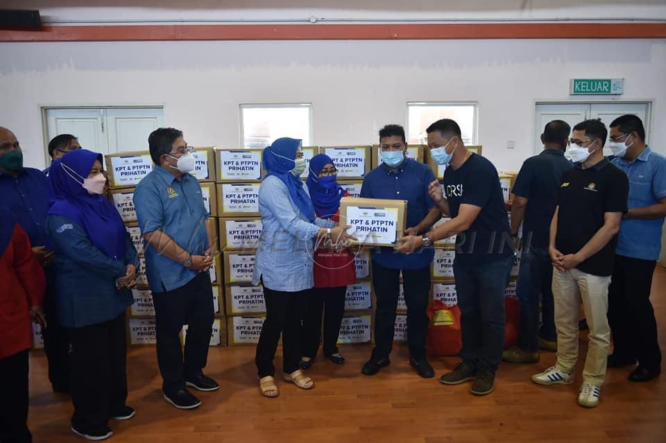 KPT salur bantuan hampir RM4 juta kepada mangsa banjir