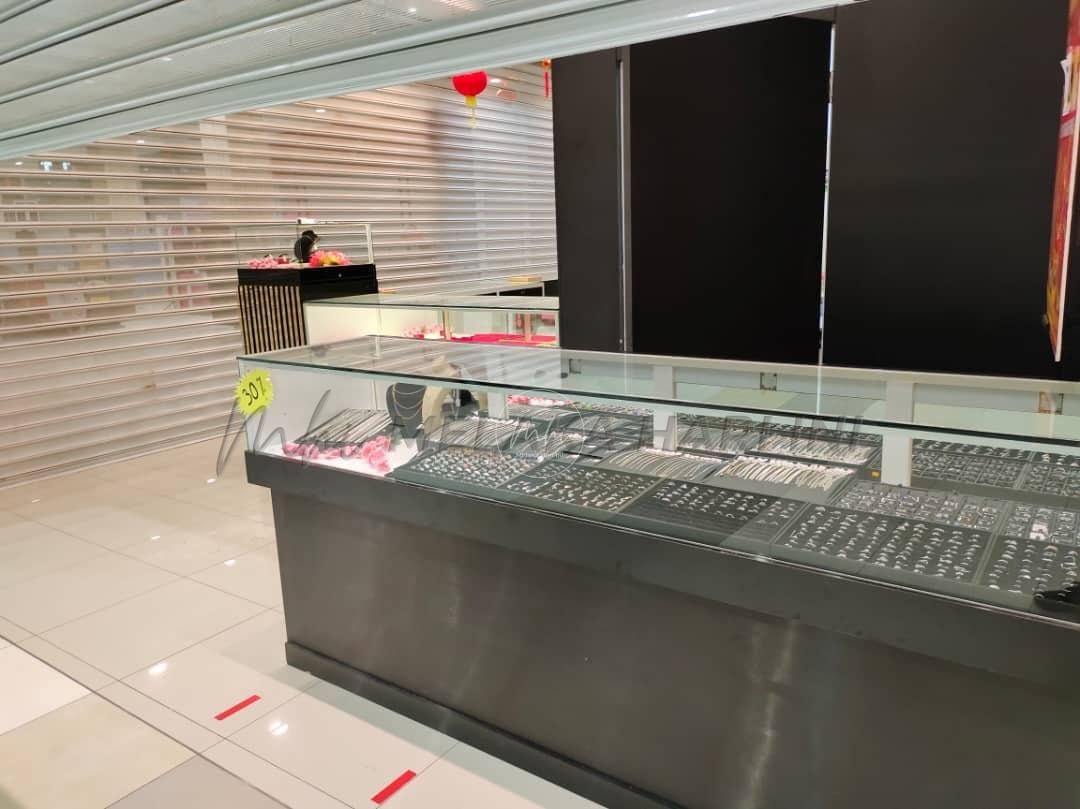 Taktik penyamun bakar mercun samun kedai emas gagal