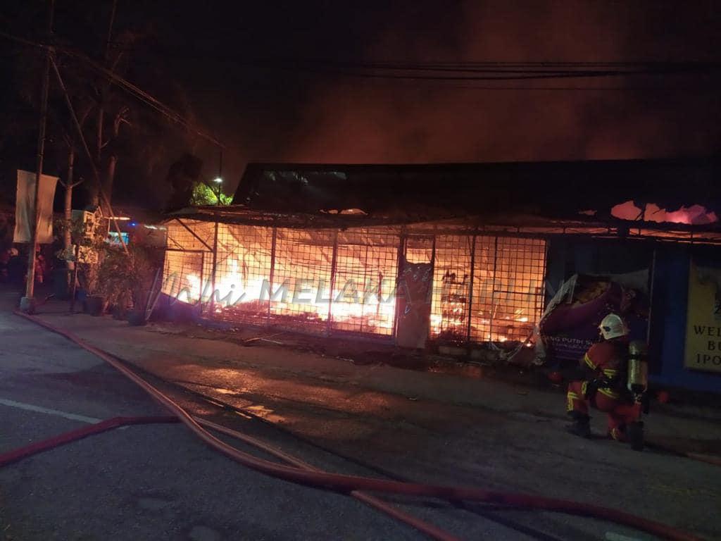 Kedai kacang putih musnah dalam kebakaran di Buntong