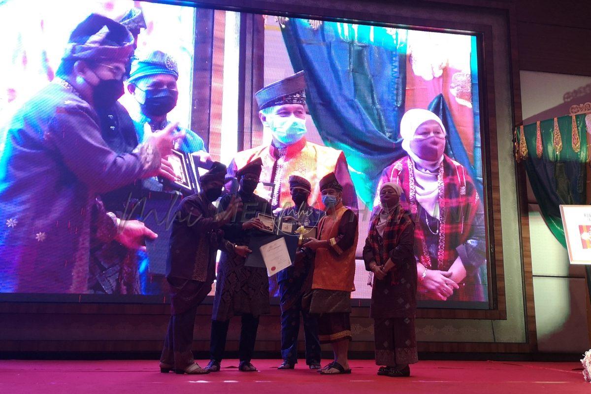 Abdul Latiff terima Anugerah Tokoh Kepimpinan Peradaban Warisan
