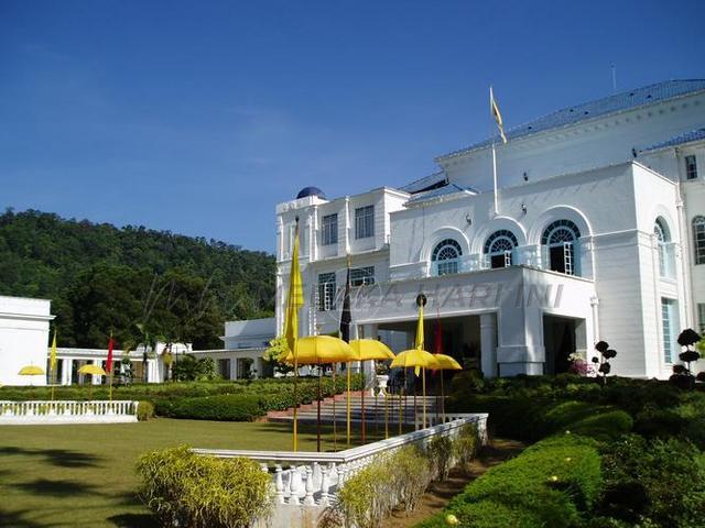 Istana besar seri menanti