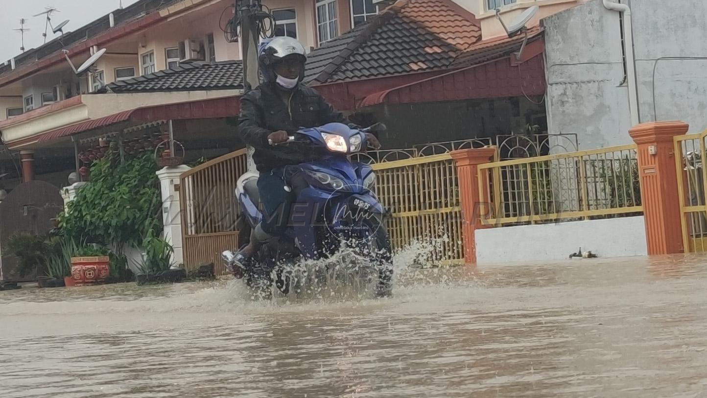Banjir: Situasi di Melaka kian buruk, hampir 1,800 mangsa dipindahkan