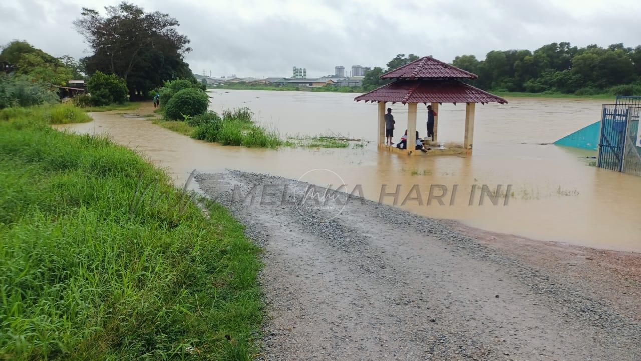Banjir: Sungai Malim hampir melimpah, beberapa kawasan mula dinaiki air