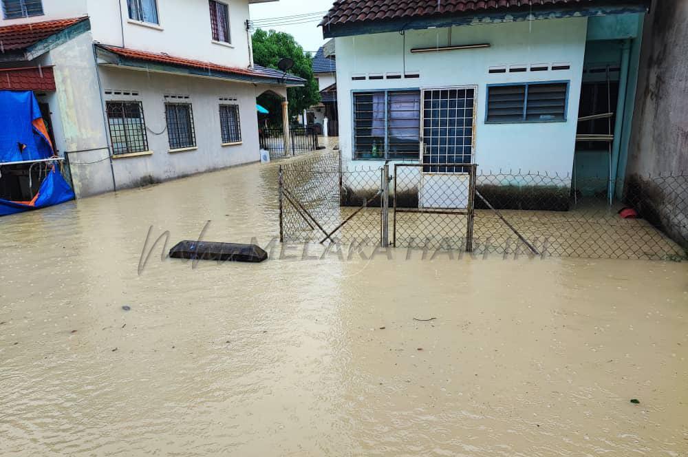 Banjir: Air cecah paras lutut di Taman Tamby Chik Karim