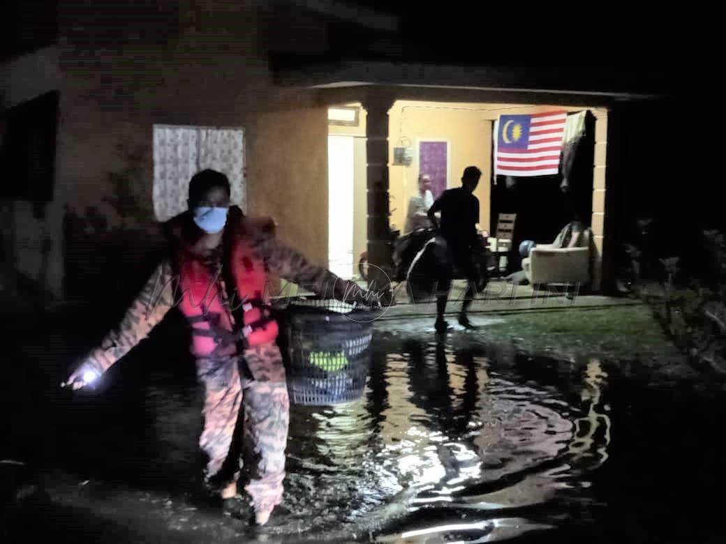 Banjir: Bomba pindahkan dua keluarga di Sungai Rambai