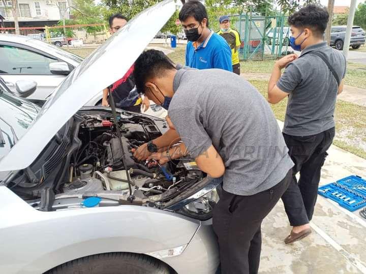 Pelajar Kolej Komuniti Melaka bantu baik pulih kenderaan mangsa banjir