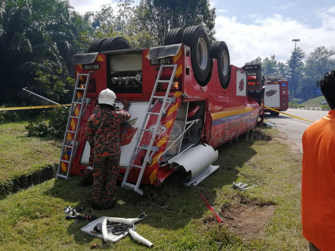 Seorang anggota bomba cedera ringan, jentera tangki air terbalik