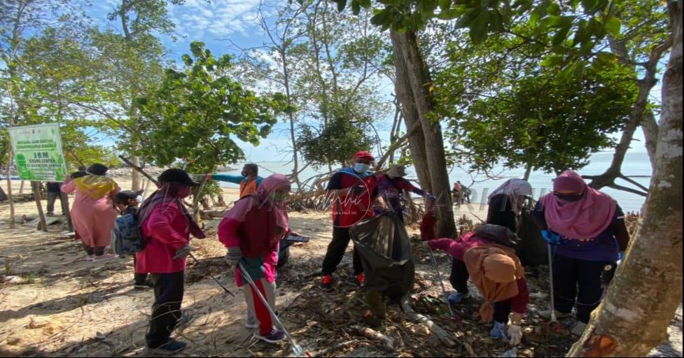 Pelajar IPT gotong-royong indahkan Pantai Siring