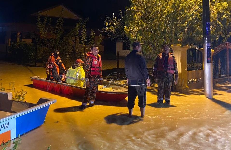 Banjir: Bomba selamatkan tujuh keluarga terperangkap di Gadek