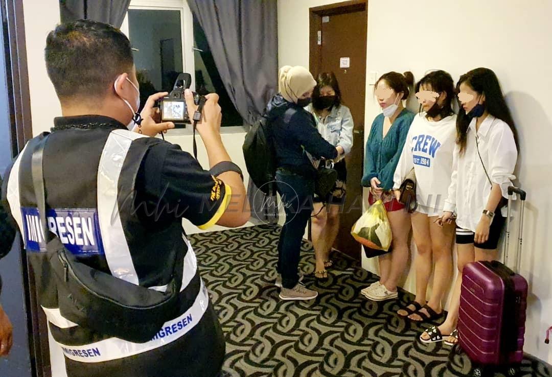 Cari pelanggan guna WeChat, empat wanita warga asing ditahan