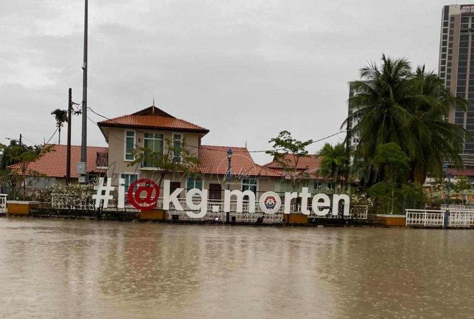 Air pasang besar, limpahan Sungai Melaka punca banjir di Kampung Morten