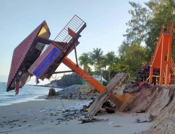 Menara pemantau APM di pantai Batu Feringghi tumbang