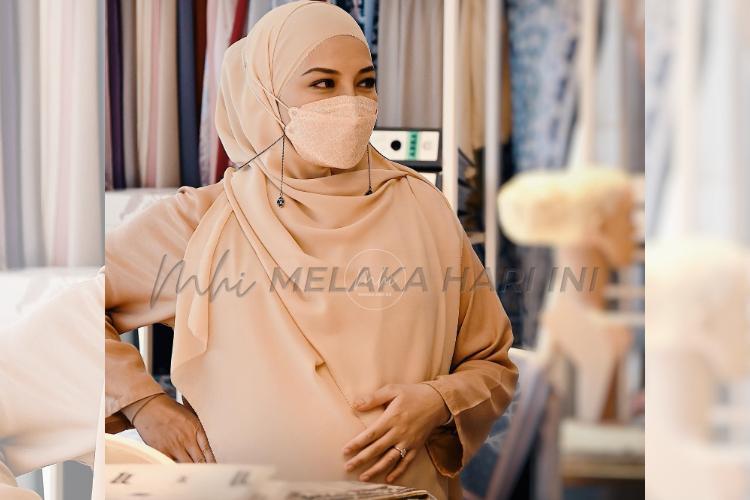 Neelofa selamat bersalin anak lelaki