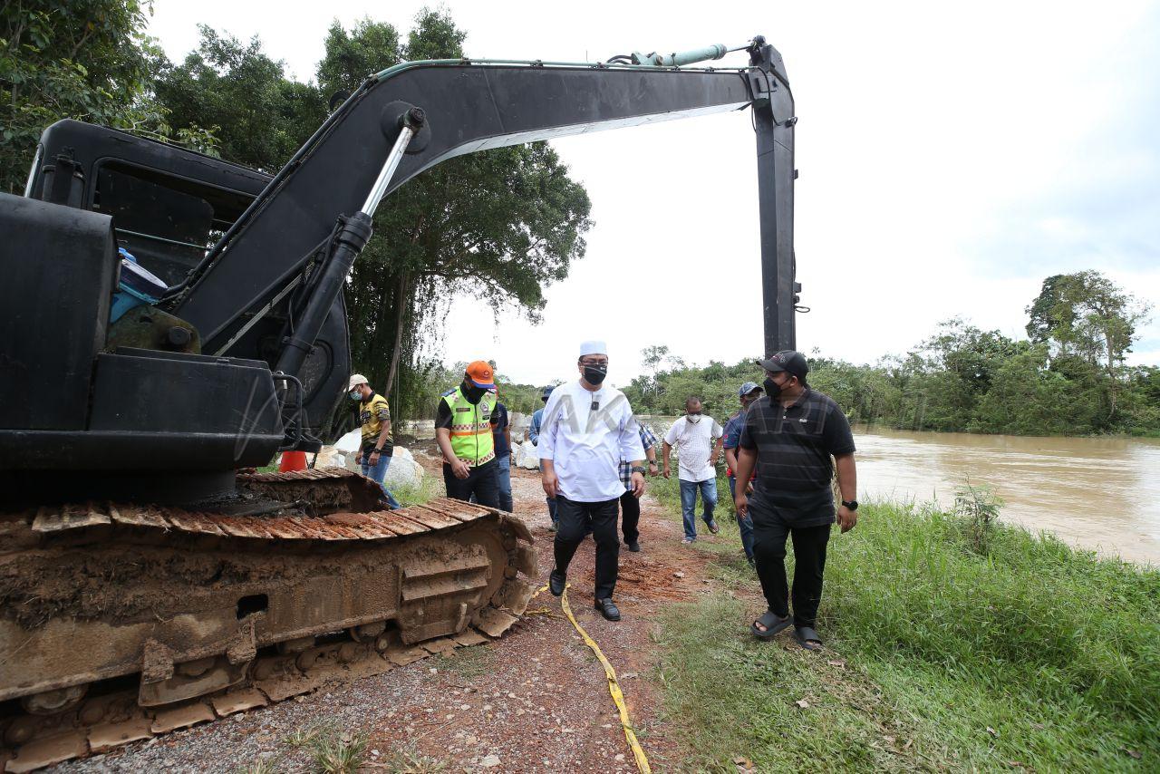 KM arah kerja pembaikan ban pecah dijalan secepat mungkin