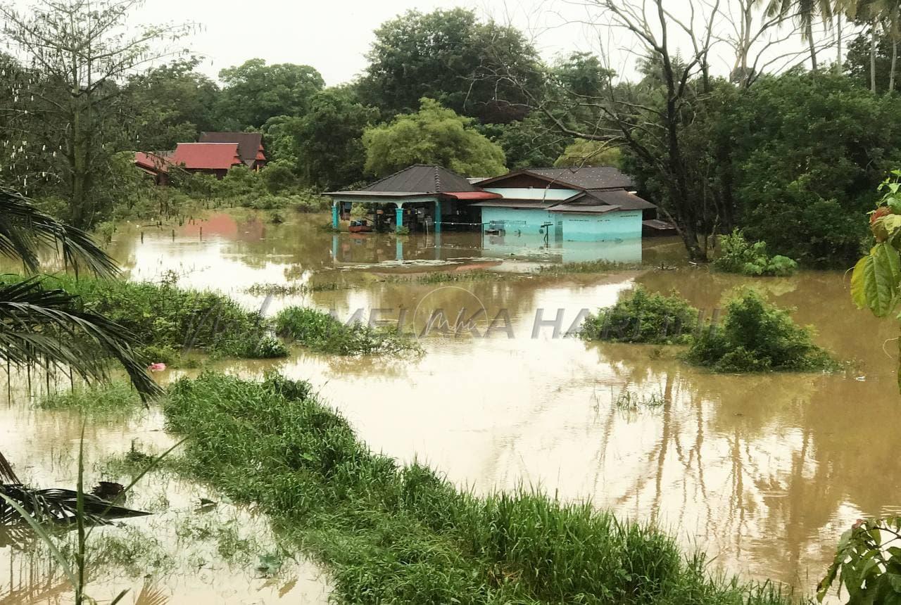 Banjir: Wanita utamakan keselamatan suami lumpuh