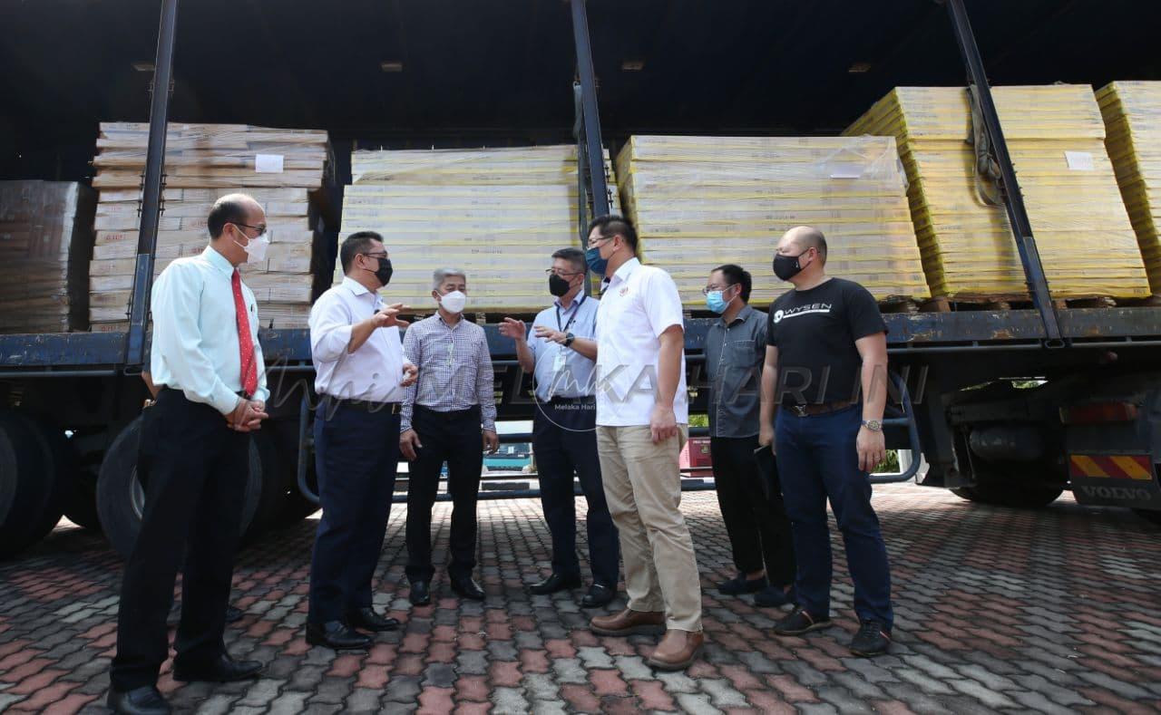Majlis Perabot Malaysia sumbang perabot kepada mangsa banjir di Melaka