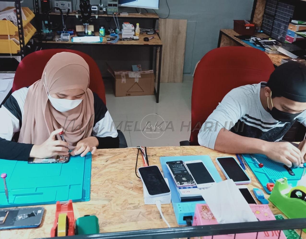 Gadis tawar baiki telefon bimbit mangsa banjir percuma