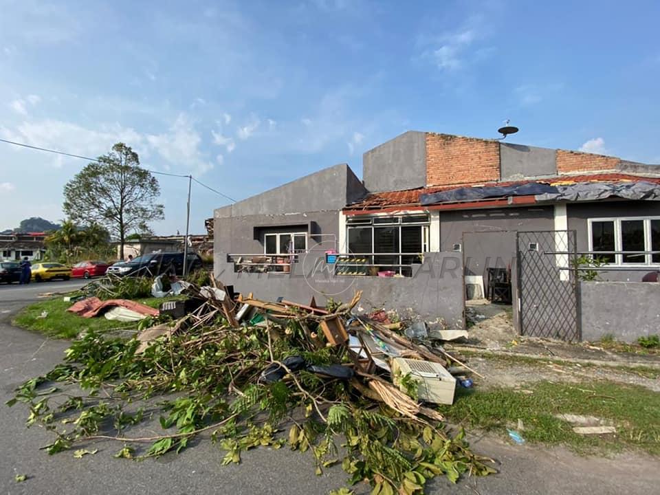 Kira-kira 100 pokok tumbang di empat kawasan ribut di Ipoh