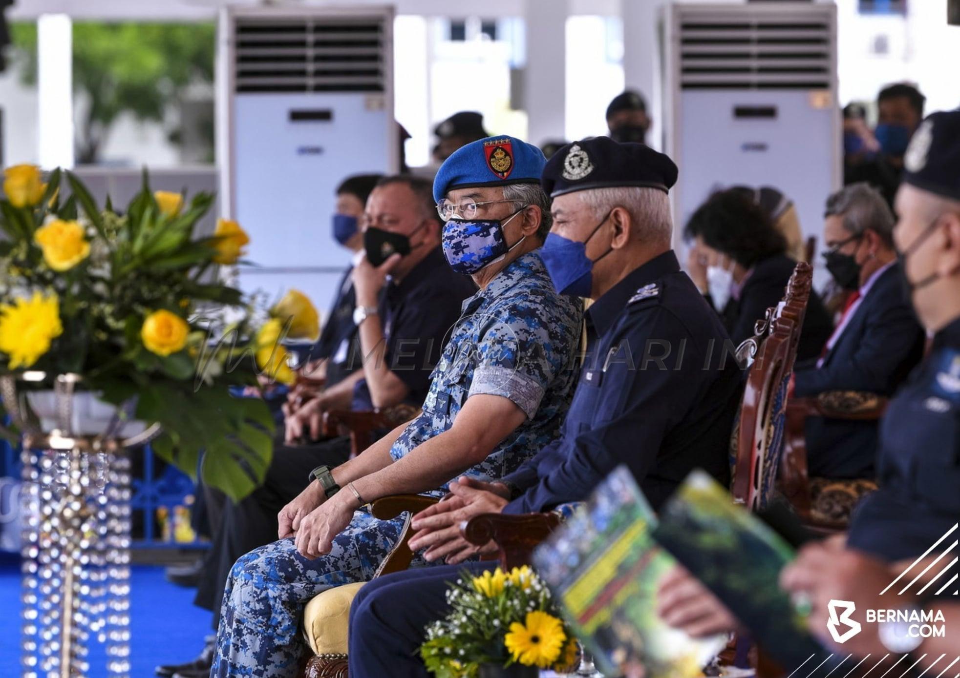 Agong berkenan saksi persembahan demonstrasi antikeganasan PDRM