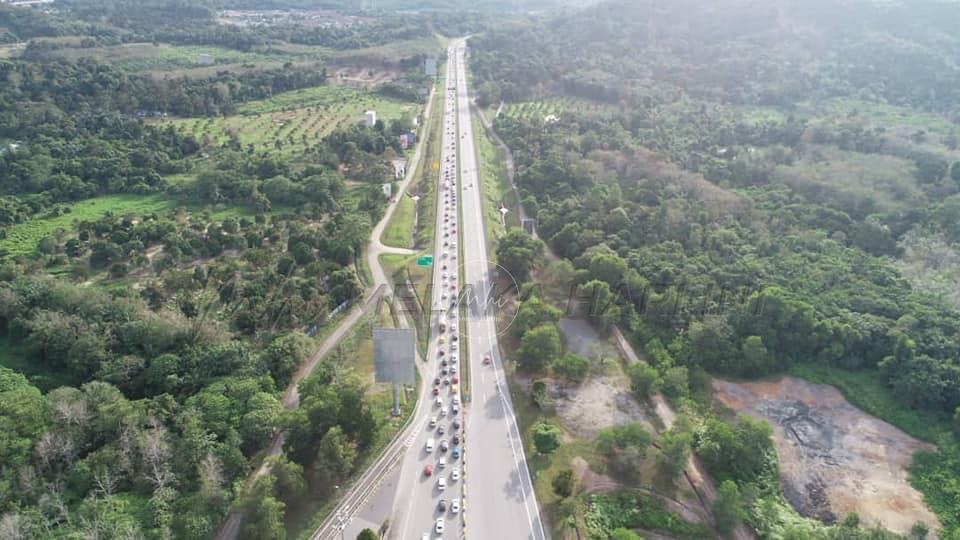 Aliran trafik meningkat, perlahan di lebuh raya utama menuju Lembah Klang