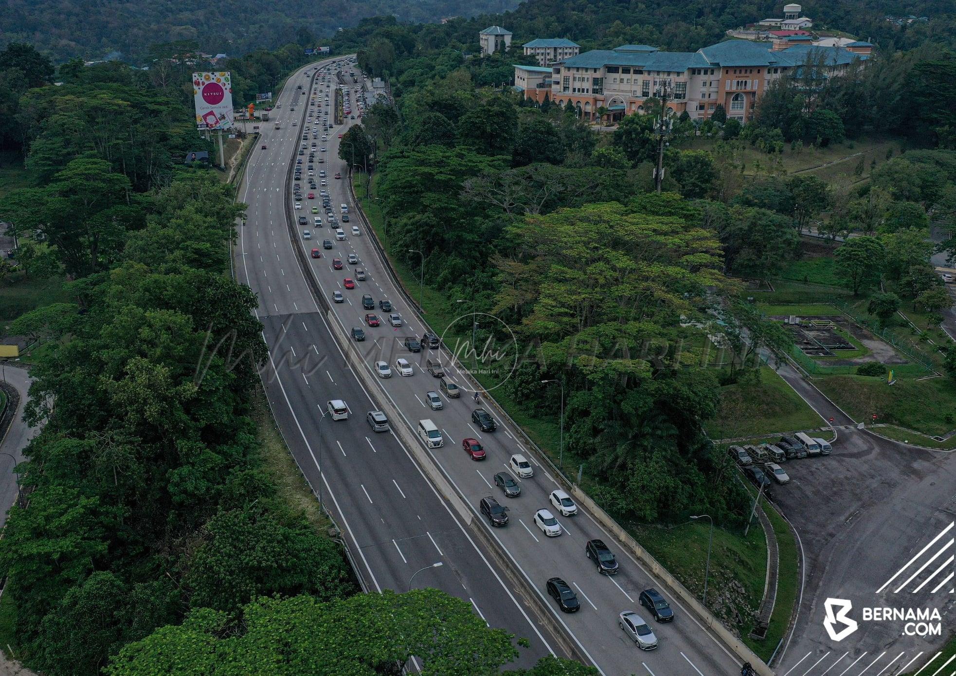 Aliran trafik lebuh raya utama lancar setakat tengah hari tadi