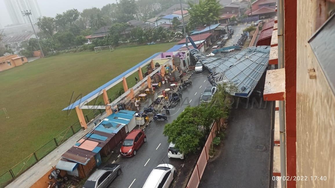 Pokok tumbang dan bumbung tercabut di P.Pinang akibat ribut