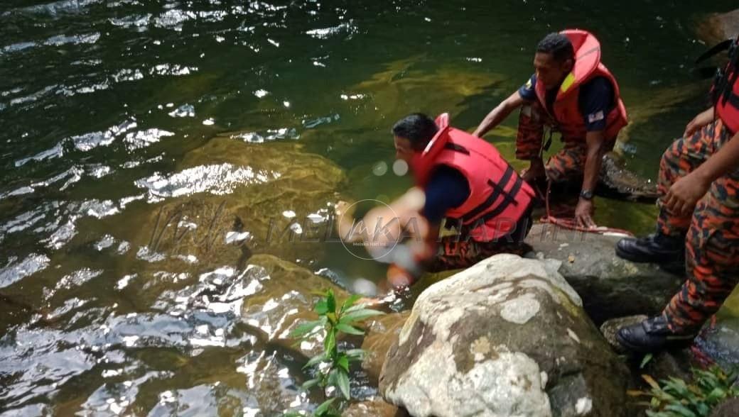 Dua remaja lemas mandi air terjun