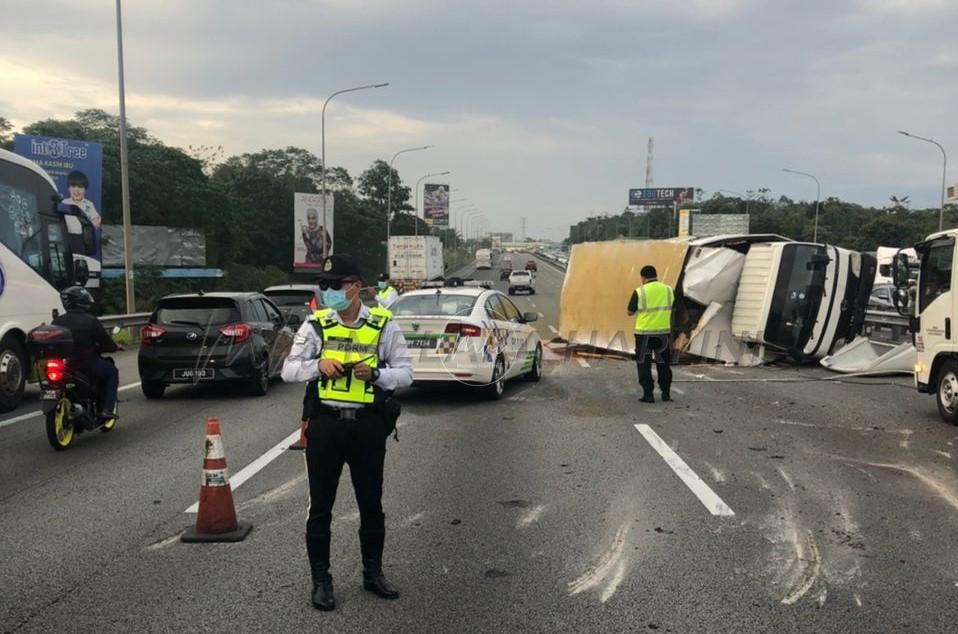 Lori terbabas, lebuh raya PLUS sesak dari Bandar Ainsdale ke Nilai