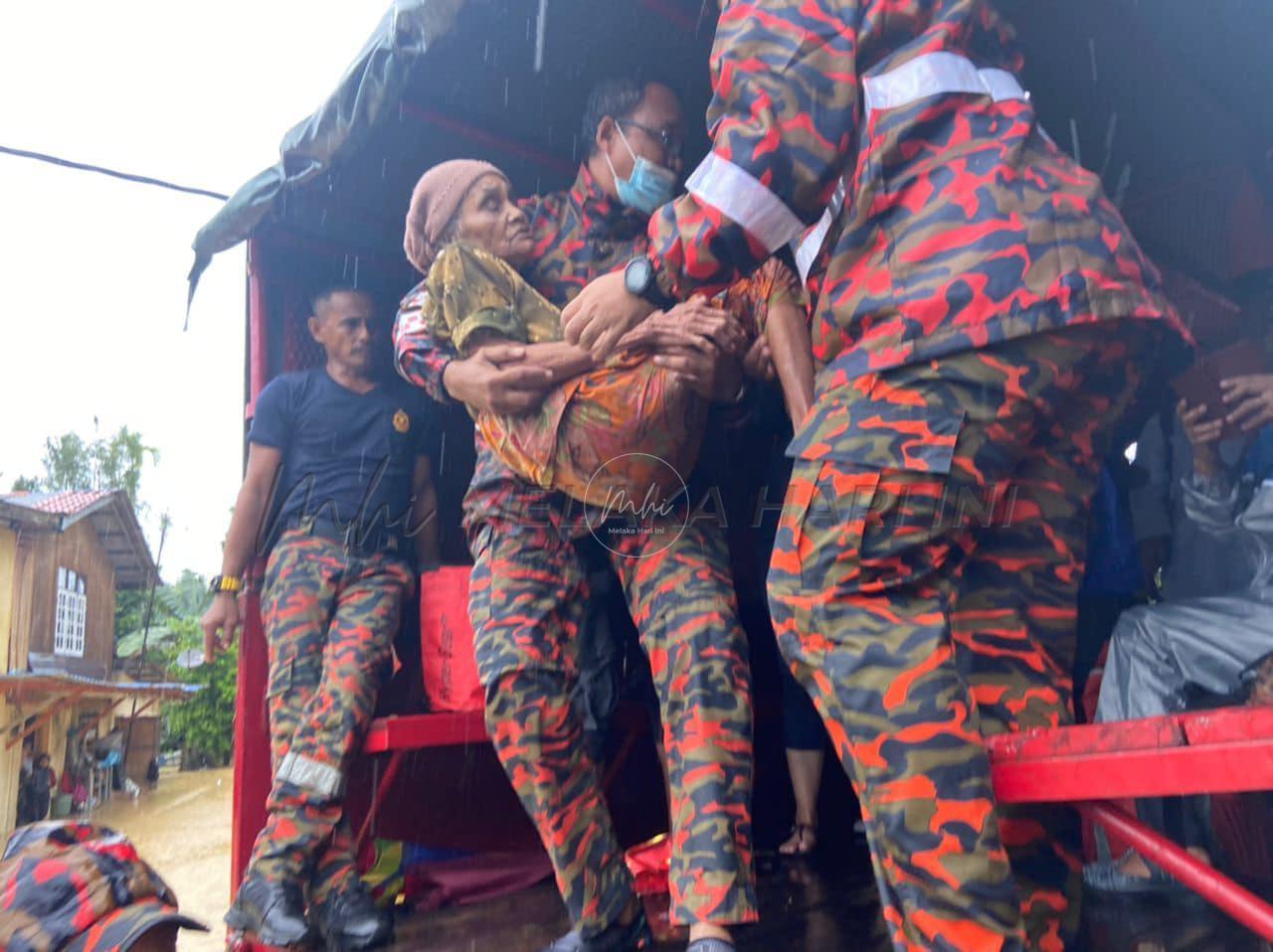 Bomba pantau dari udara kesan penduduk terperangkap banjir di Hulu Terengganu