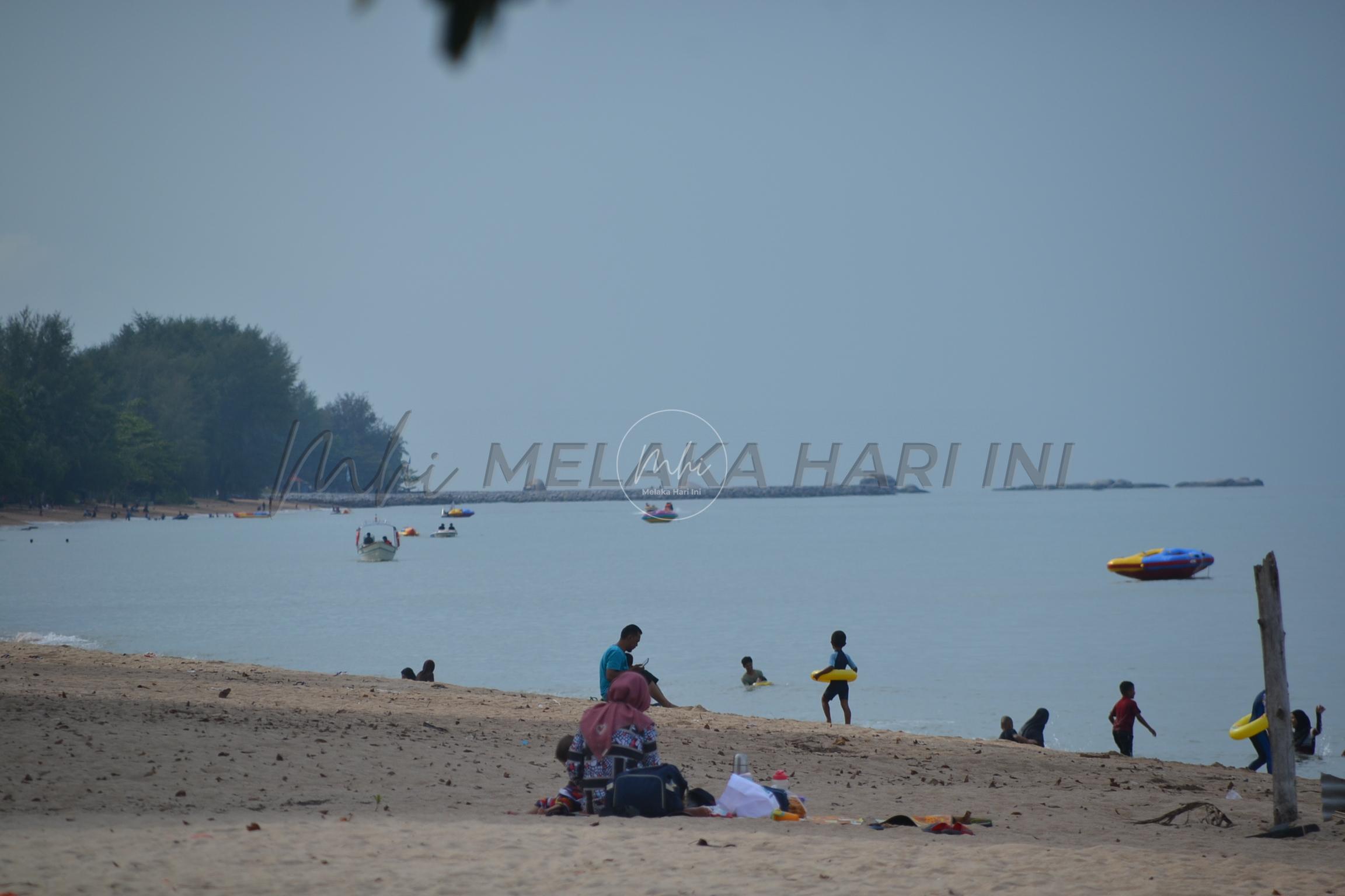 Pantai Pengkalan Balak dan Padang Kemunting sunyi