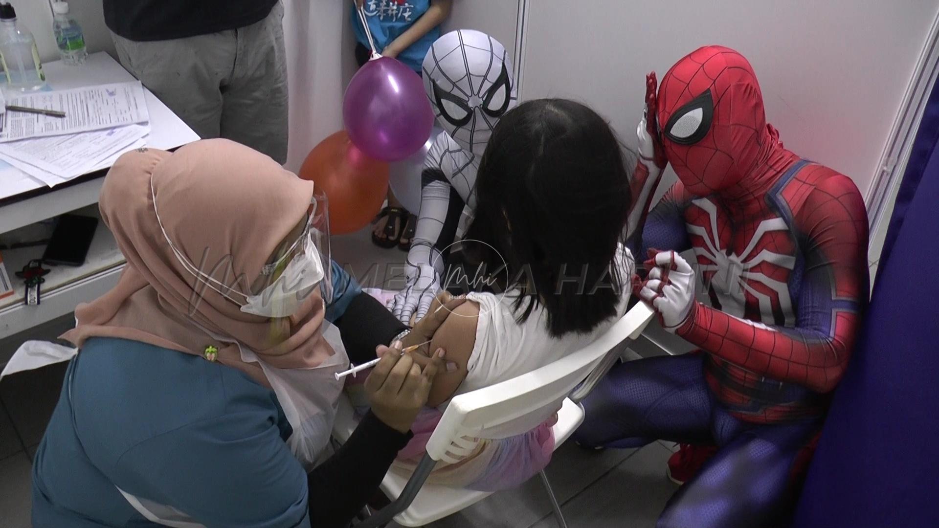 ‘Spiderman’ teman adik-adik ambil vaksin