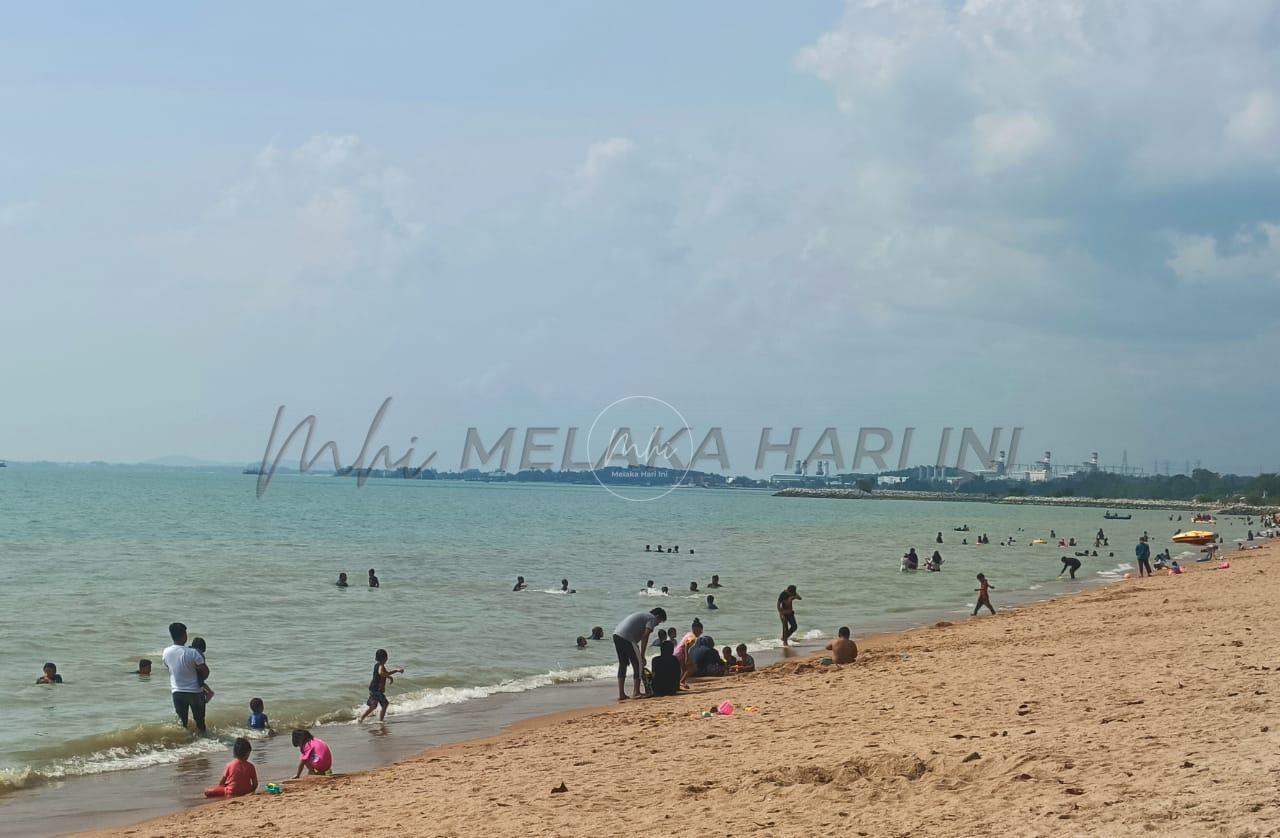 Jalan sesak, ribuan pelancong ‘serbu’ Pantai Pengkalan Balak
