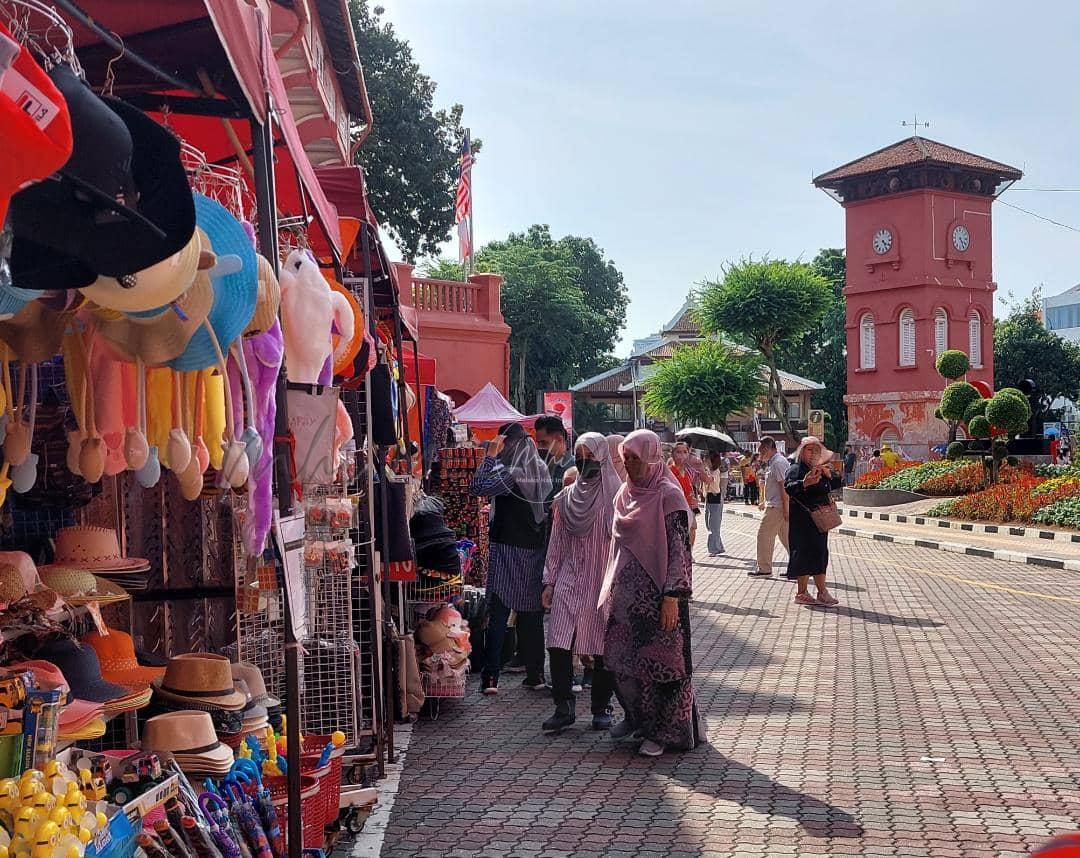 Pelancong ramai, peniaga cenderamata senang hati