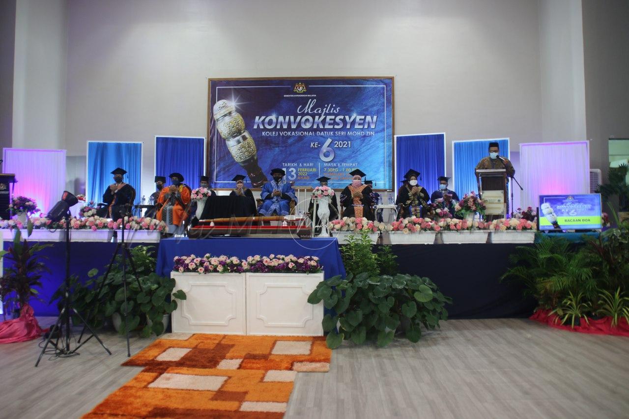 118 graduan KV Datuk Seri Mohd Zin terima Sijil Diploma