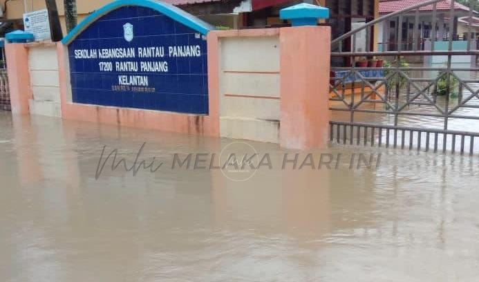 KPM buka bilik gerakan banjir, urus pusat peperiksaan SPM terjejas banjir – Radzi