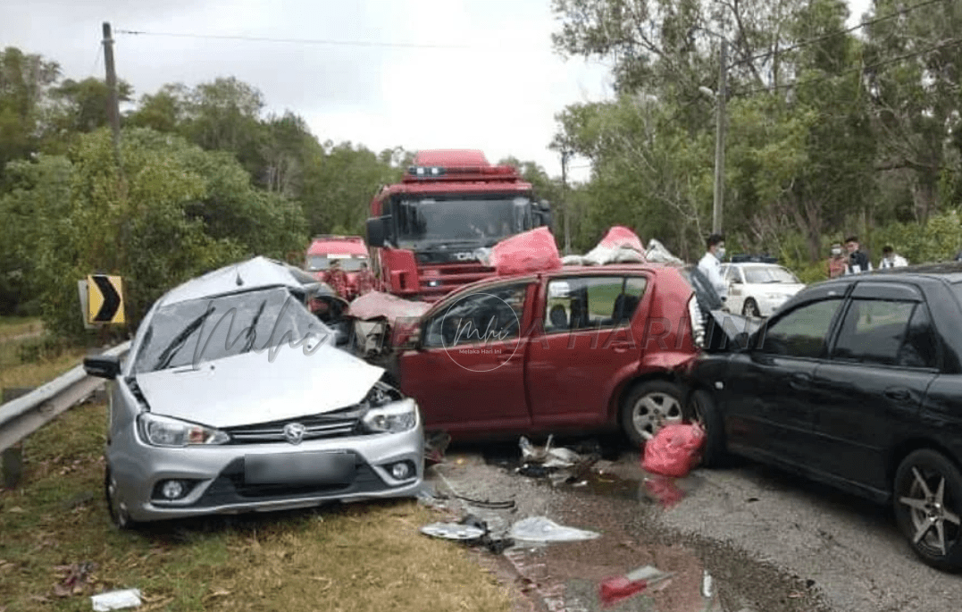 Dua maut dalam nahas babit tiga kereta