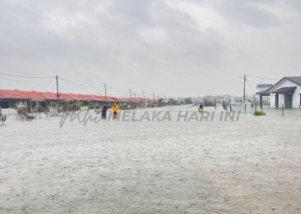 Banjir: Lebih 100 penduduk terperangkap di surau lebih enam jam