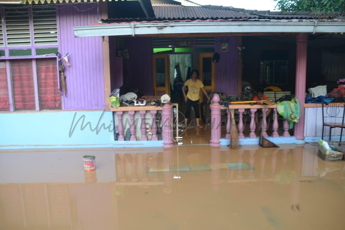 Lapan sekeluarga panik rumah ‘banjir’ awal pagi