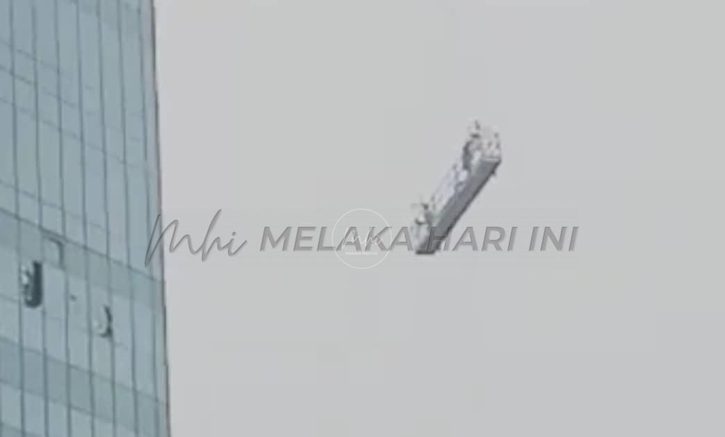 Dua pekerja cemas gondola melayang di udara