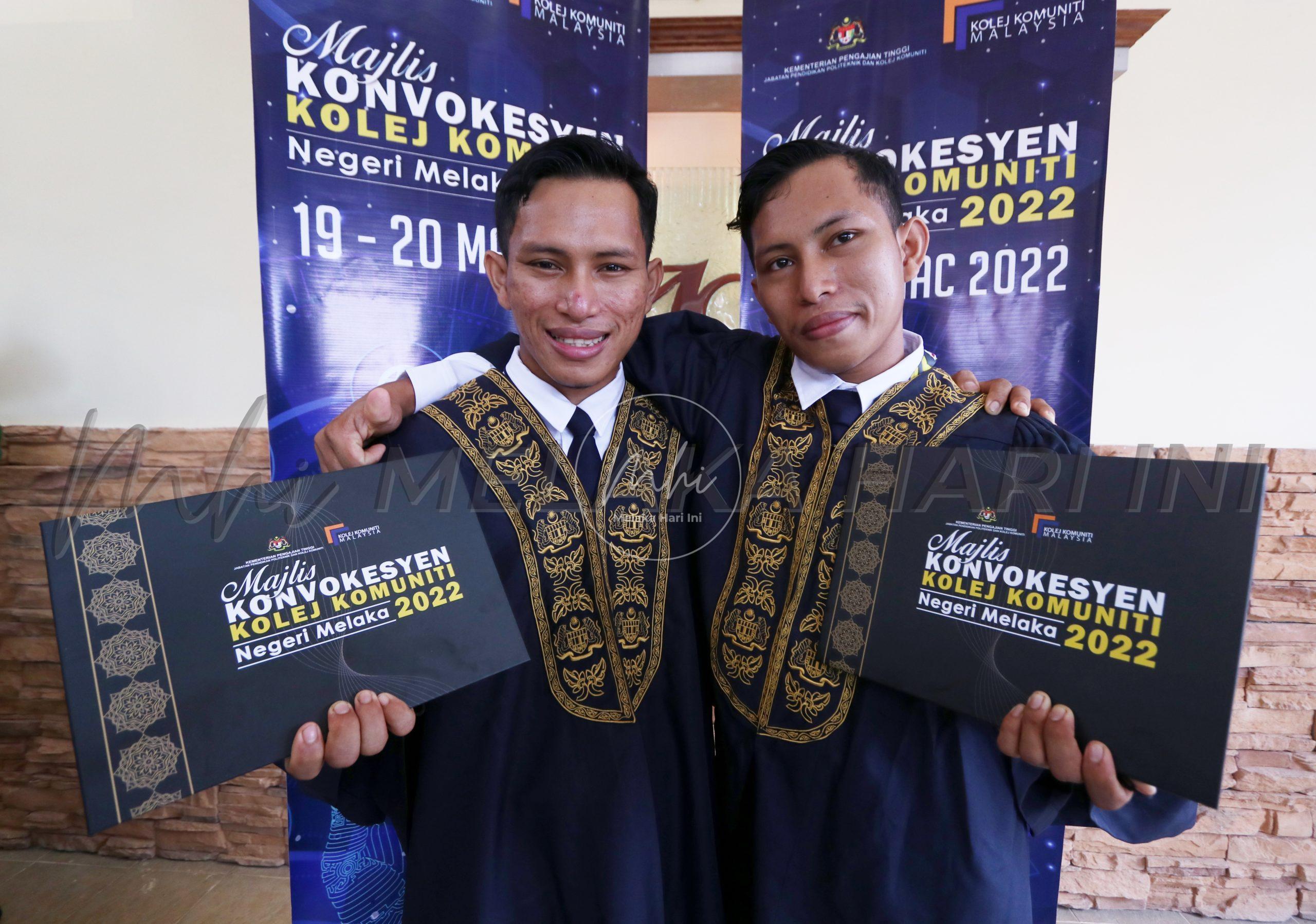 Berkat jual popiah, kembar OKU kini graduan landskap