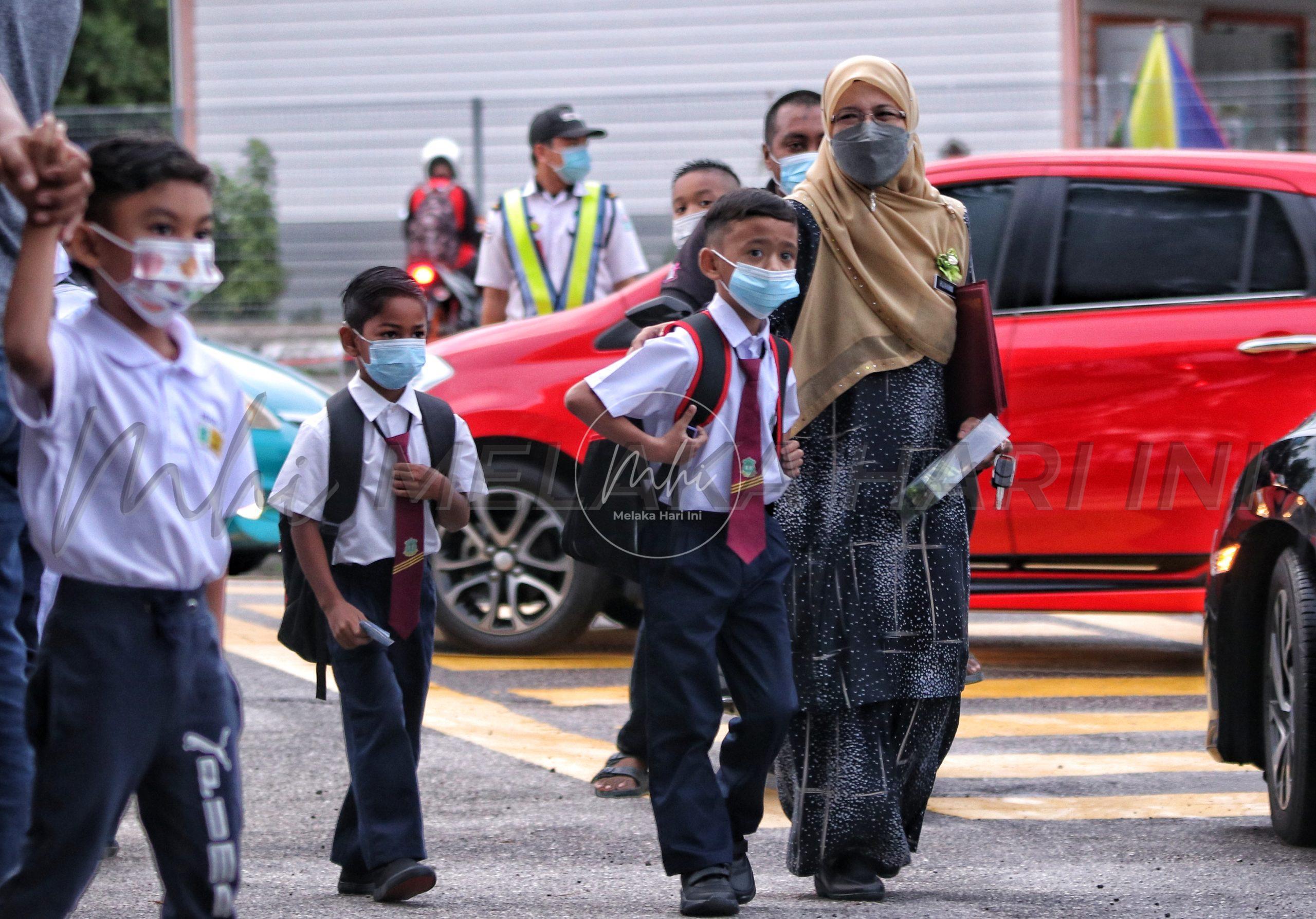 2.7 juta pelajar mulakan sesi persekolahan bersemuka hari ini – Radzi