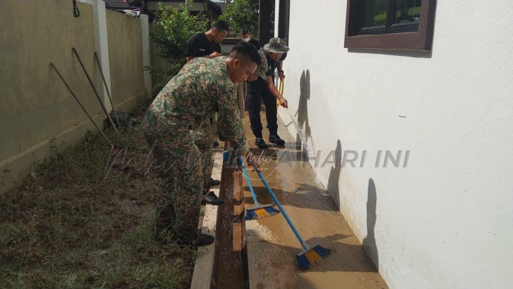 Banjir makin pulih, penduduk di Kemaman mulakan kerja pembersihan