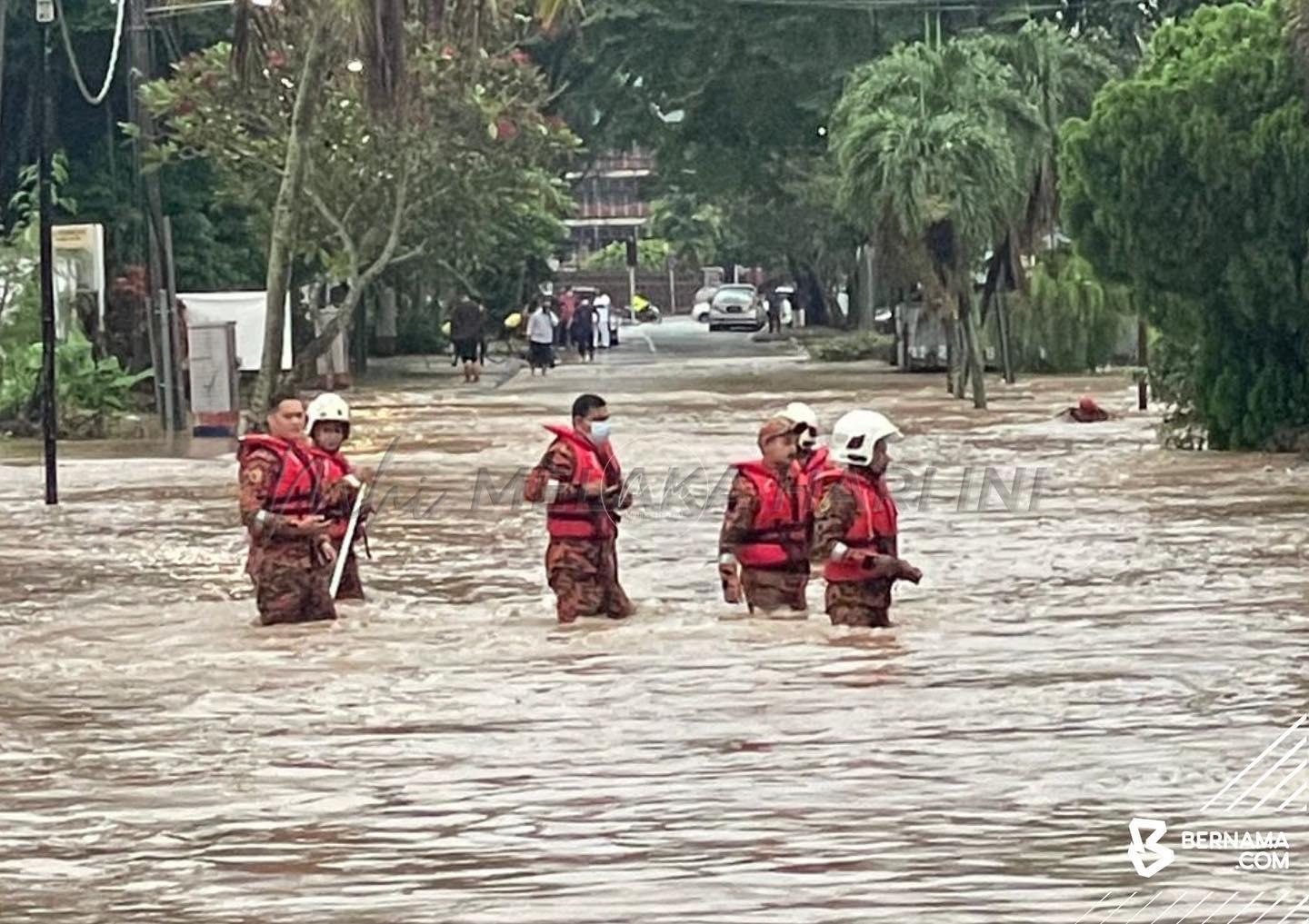 Lembah Klang dilanda banjir kilat, puluhan kereta terperangkap di jalan raya