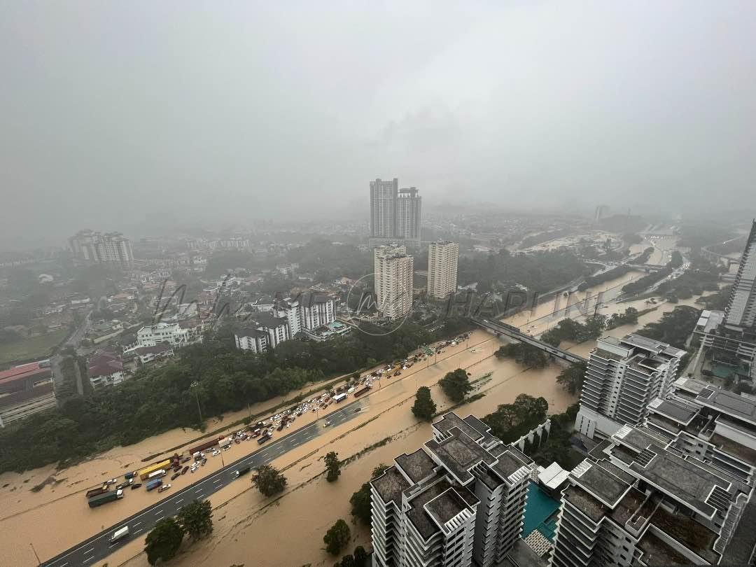 Banjir kilat landa ibu negara