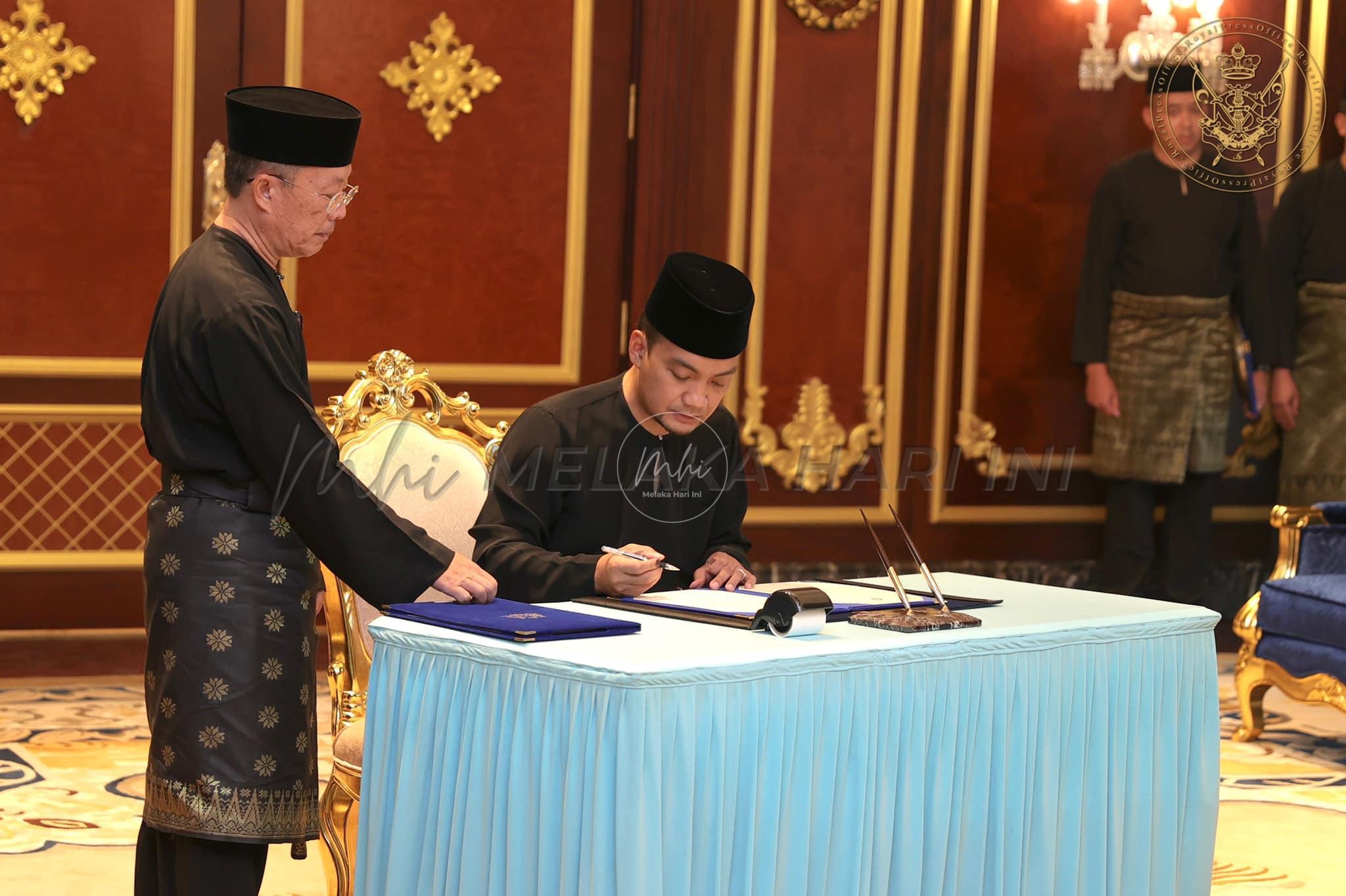 Onn Hafiz angkat sumpah Menteri Besar Johor ke-19